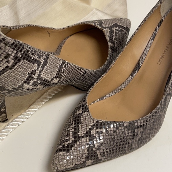 Banana Republic brown, tan, faux python pumps 8.5 - Picture 3 of 8